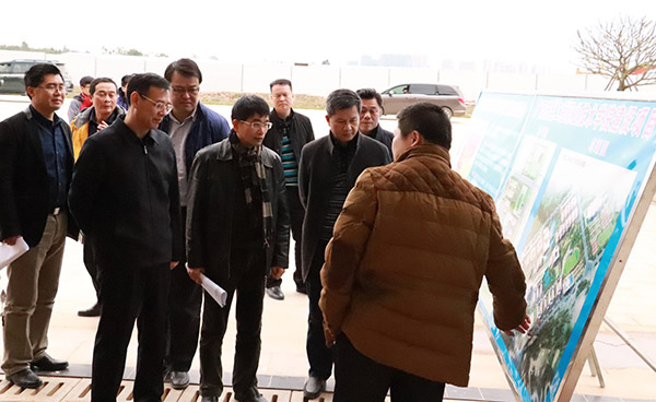 唐咸仅书记在听取学院建设情况汇报.jpg