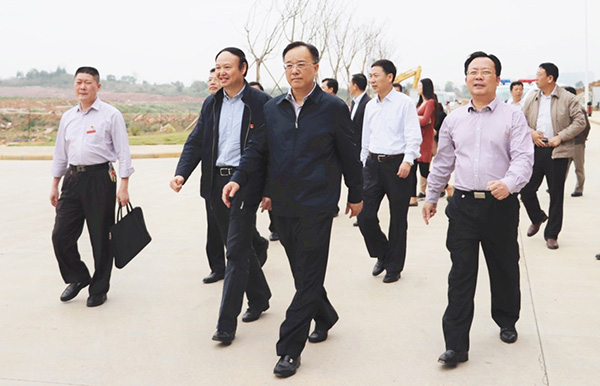 自治区政府副主席黄俊华（前排右二）实地了解校园建设.jpg